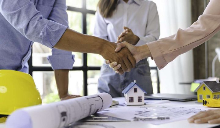 A land developer and a client shaking hands.